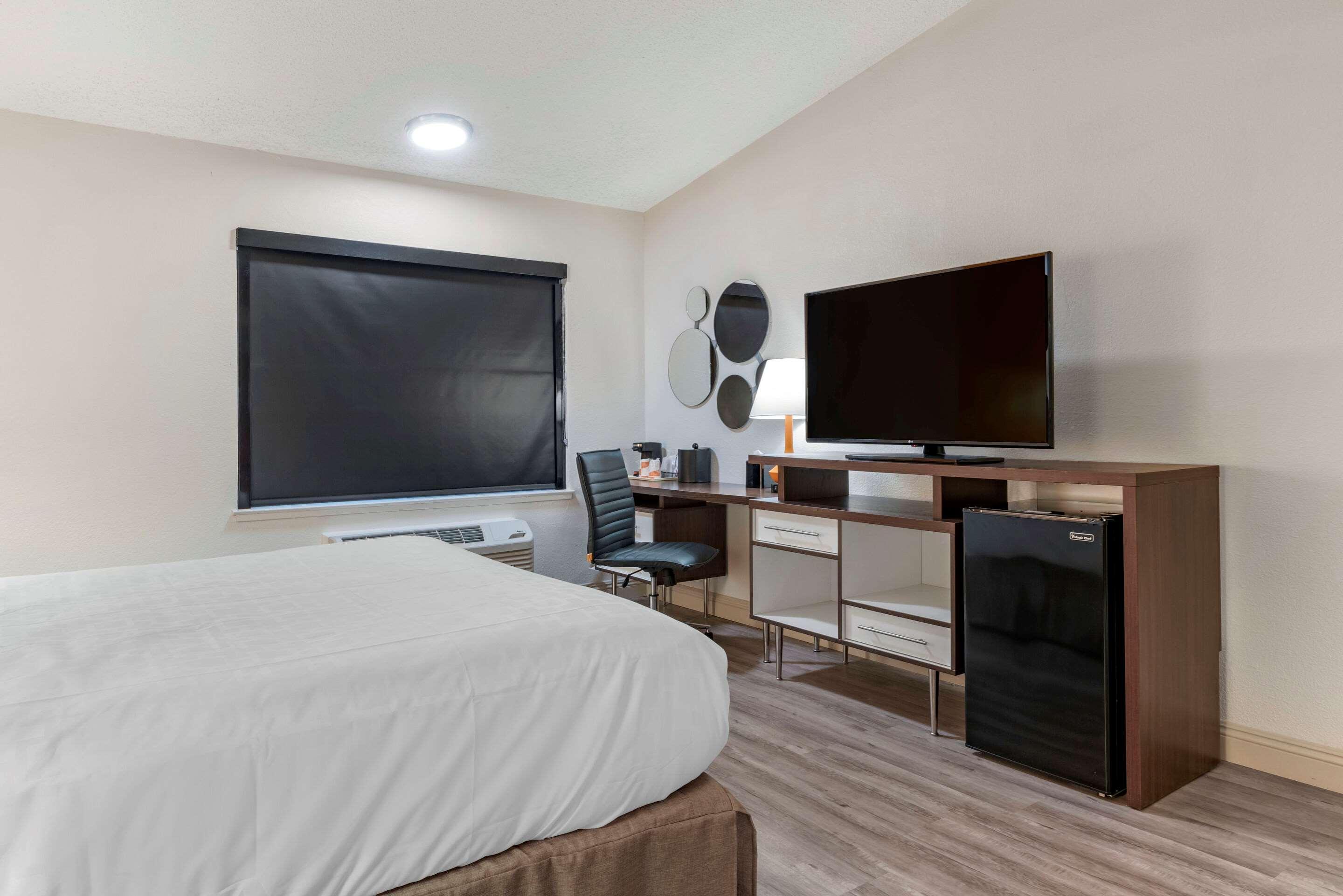 Clarion Pointe Fresno Near Yosemite Hotel Exterior foto