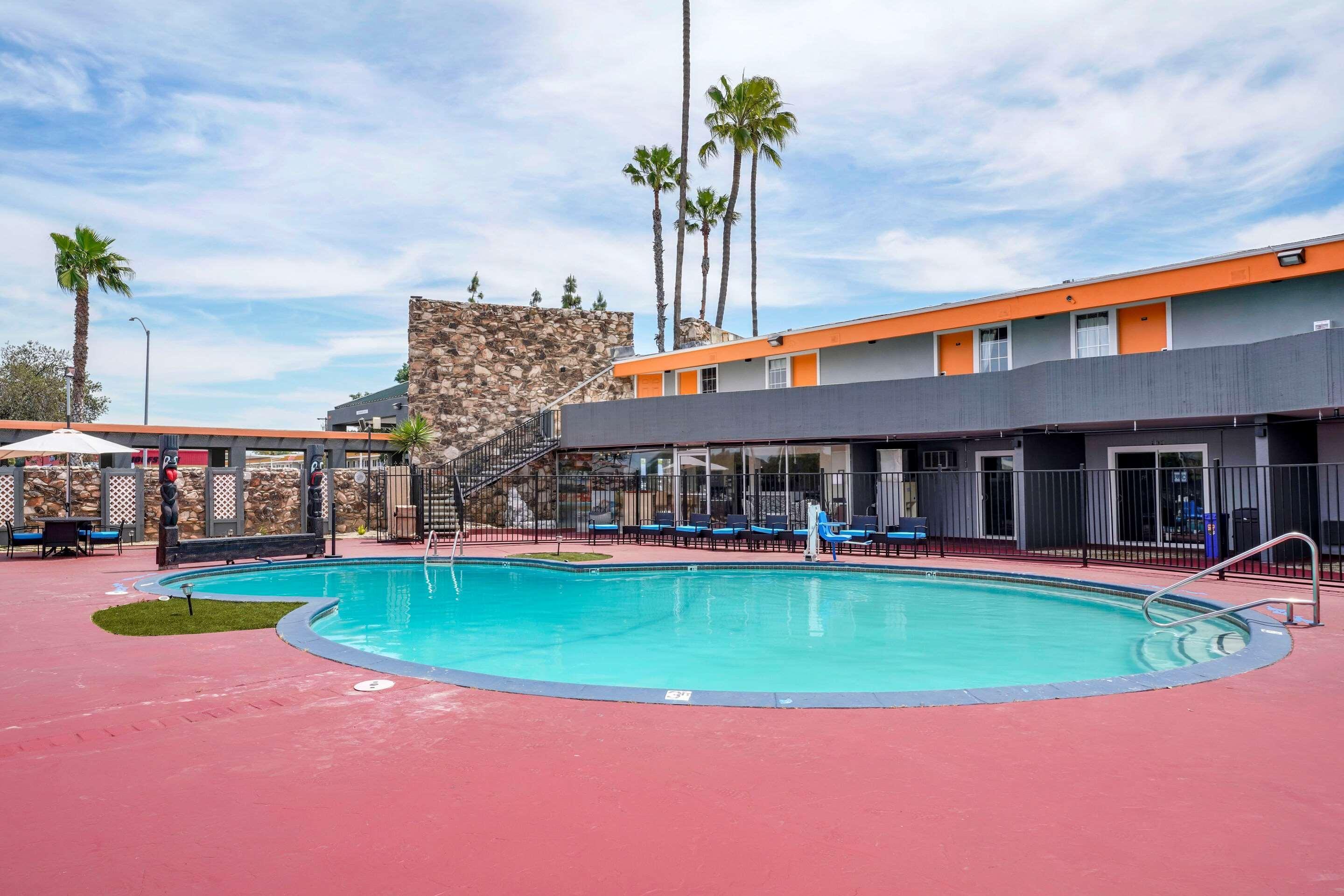 Clarion Pointe Fresno Near Yosemite Hotel Exterior foto