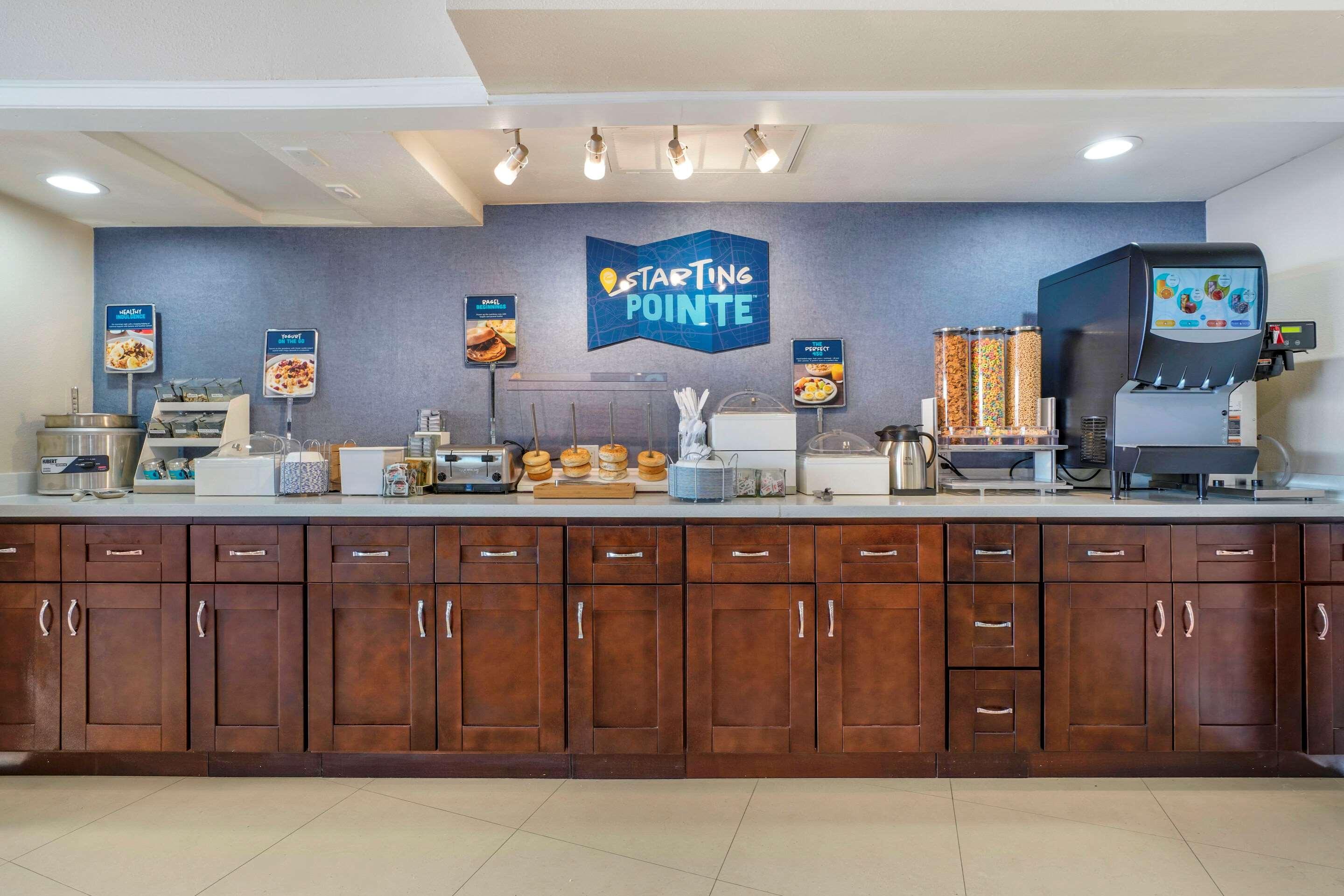 Clarion Pointe Fresno Near Yosemite Hotel Exterior foto