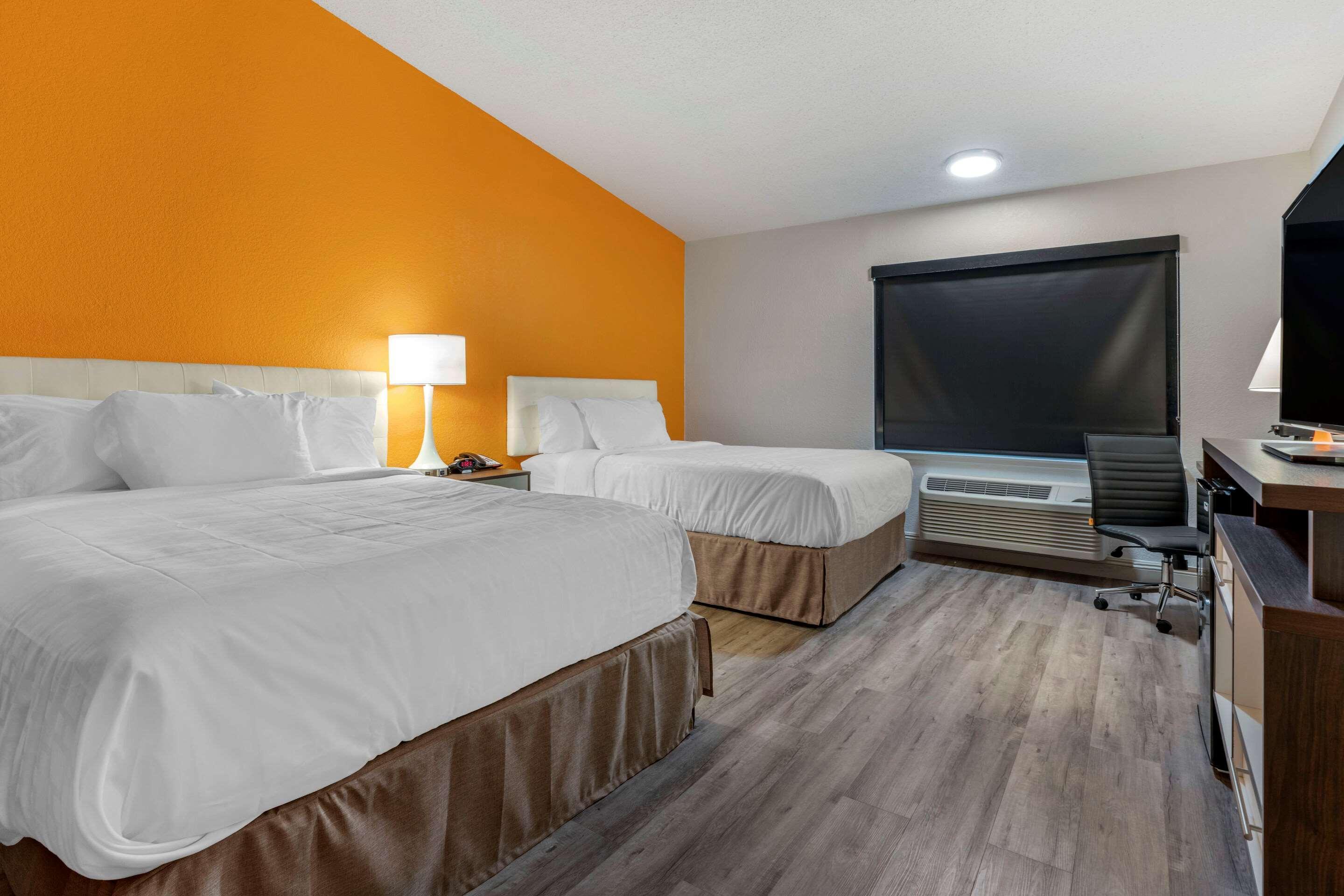 Clarion Pointe Fresno Near Yosemite Hotel Exterior foto