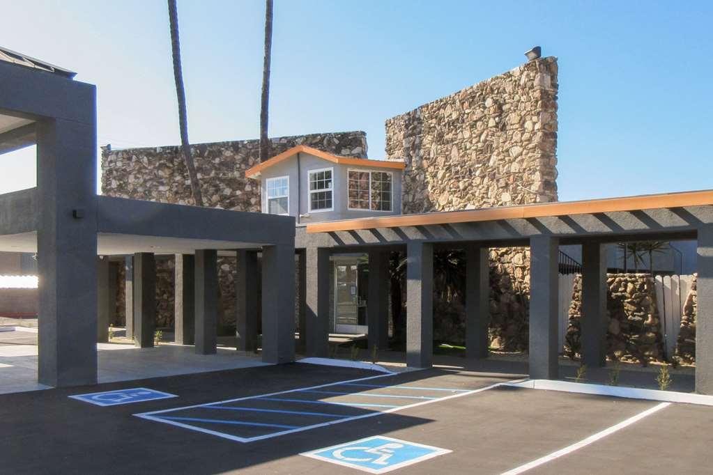Clarion Pointe Fresno Near Yosemite Hotel Exterior foto
