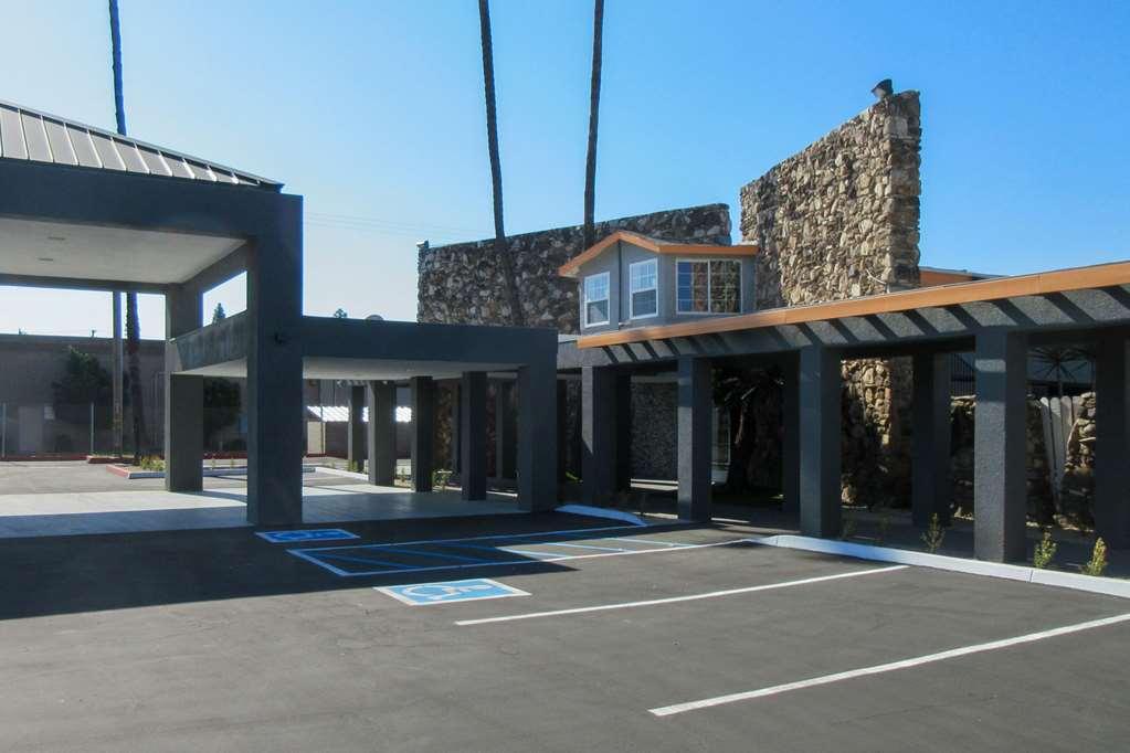 Clarion Pointe Fresno Near Yosemite Hotel Exterior foto