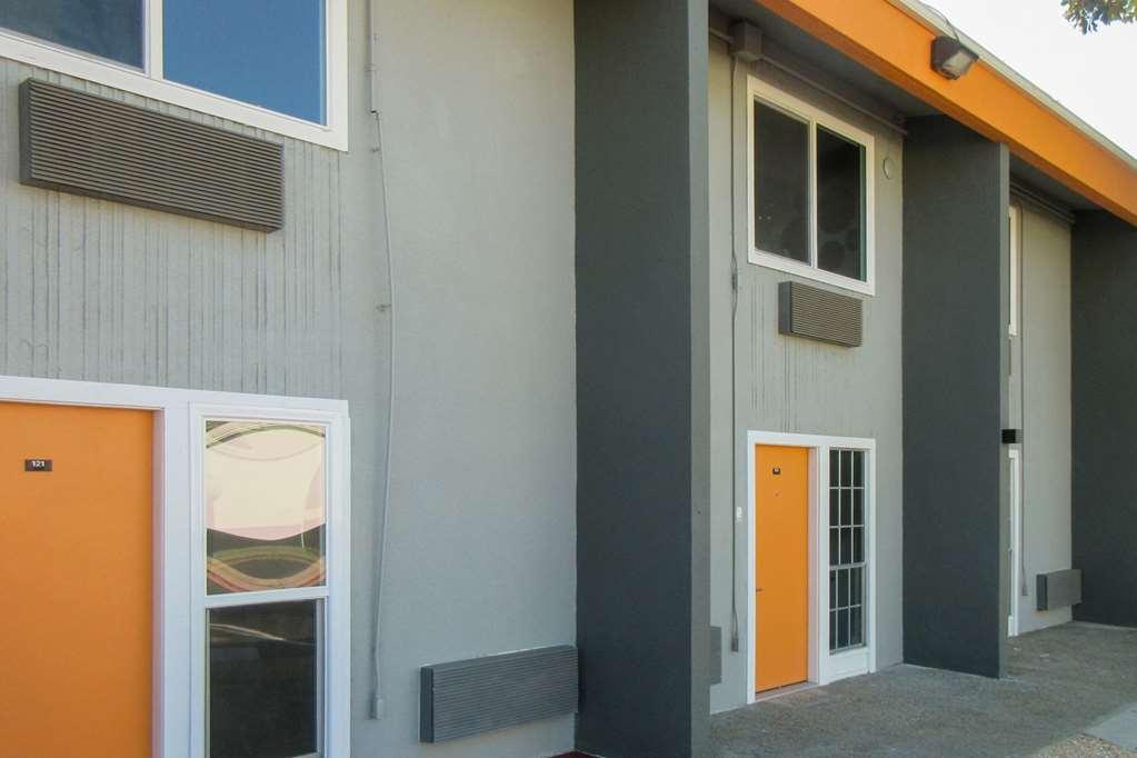 Clarion Pointe Fresno Near Yosemite Hotel Exterior foto